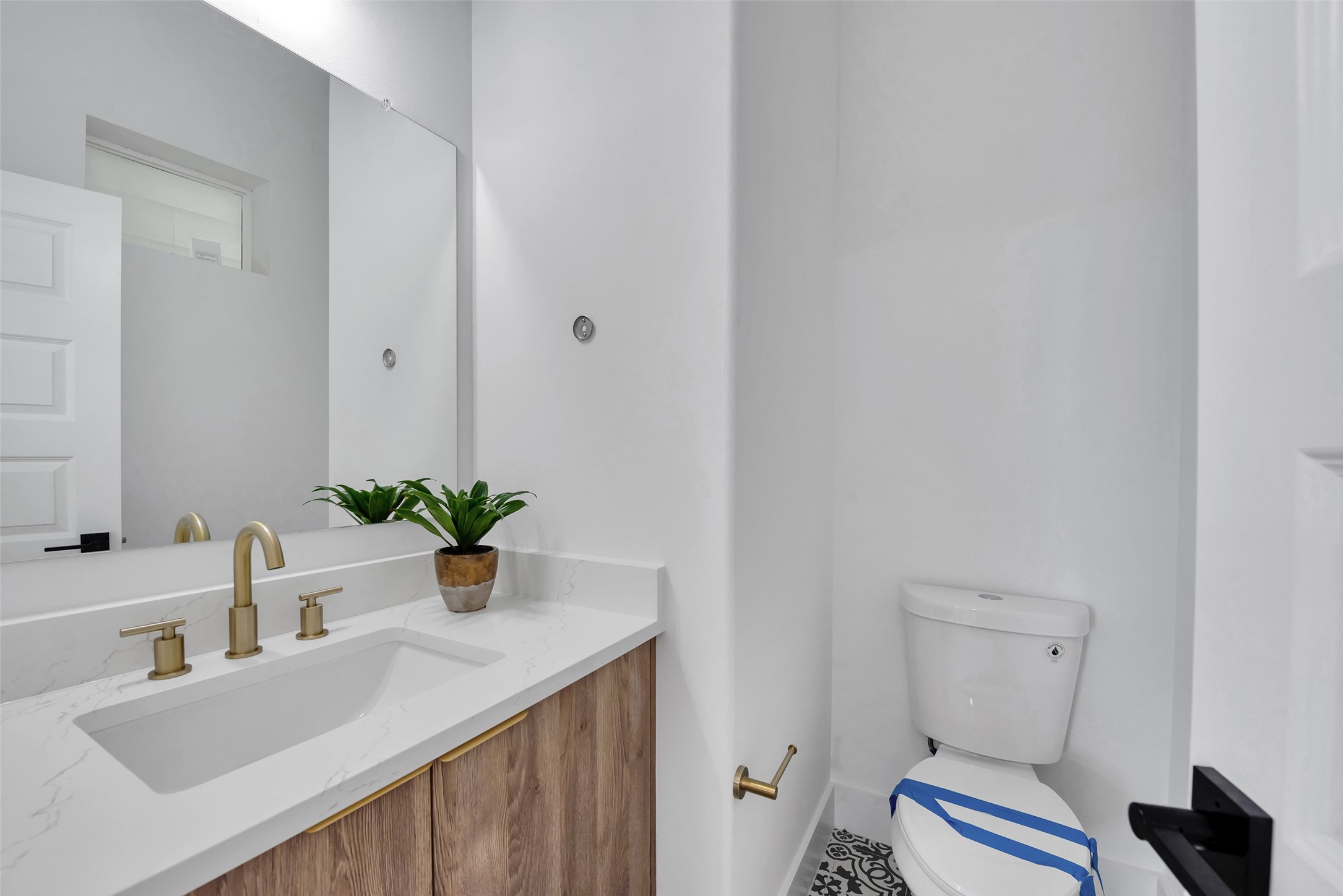 1805 Emir Street, Unit H Houston, TX 77009 - Photo 21 of 43 a bathroom with a sink a toilet and tub
