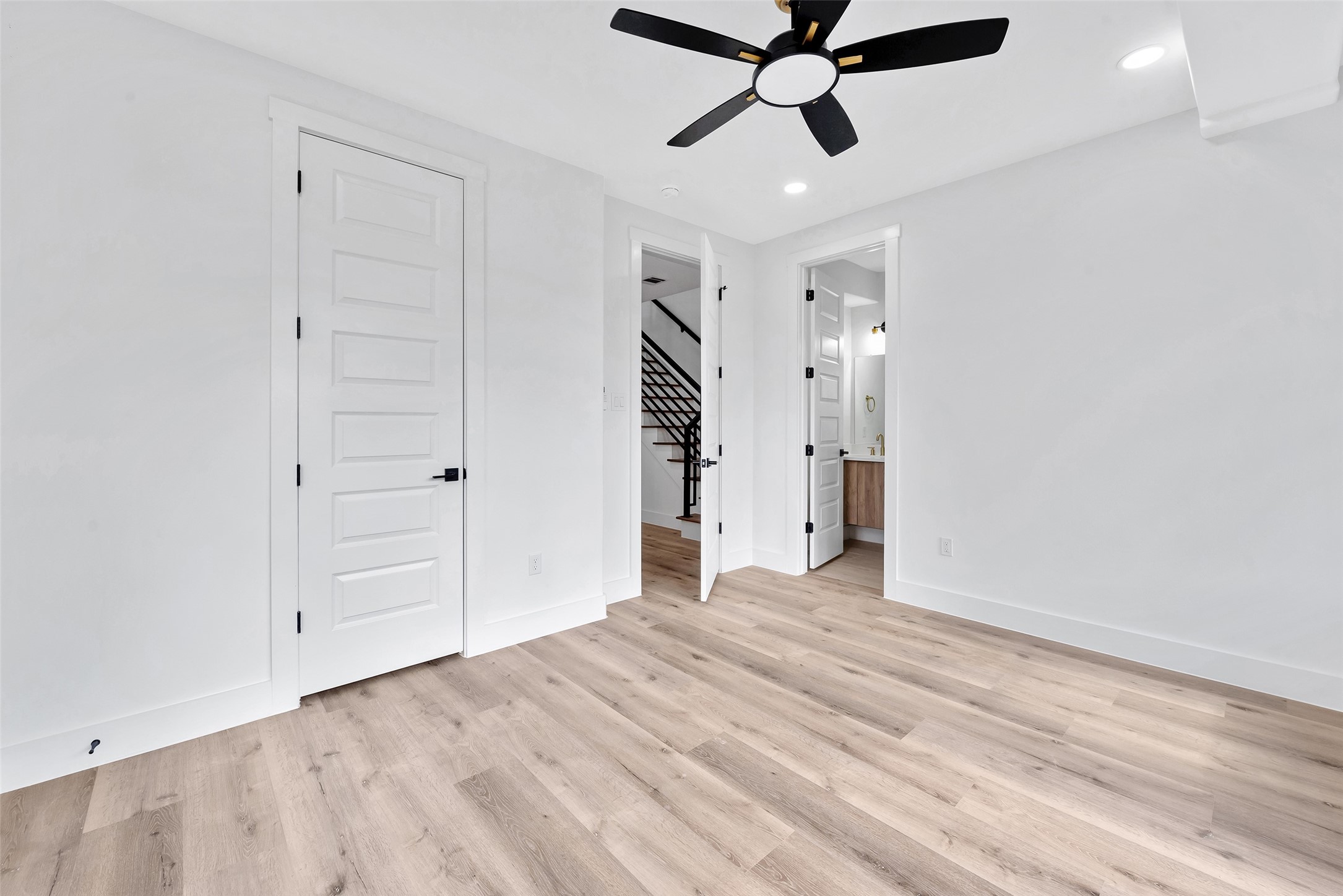 1805 Emir Street, Unit H Houston, TX 77009 - Photo 8 of 43 a view of a livingroom with a ceiling fan & entryway