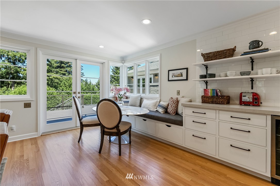 245 Middlefield Road Bellingham, WA 98225 - Photo 14 of 40 a living room with furniture