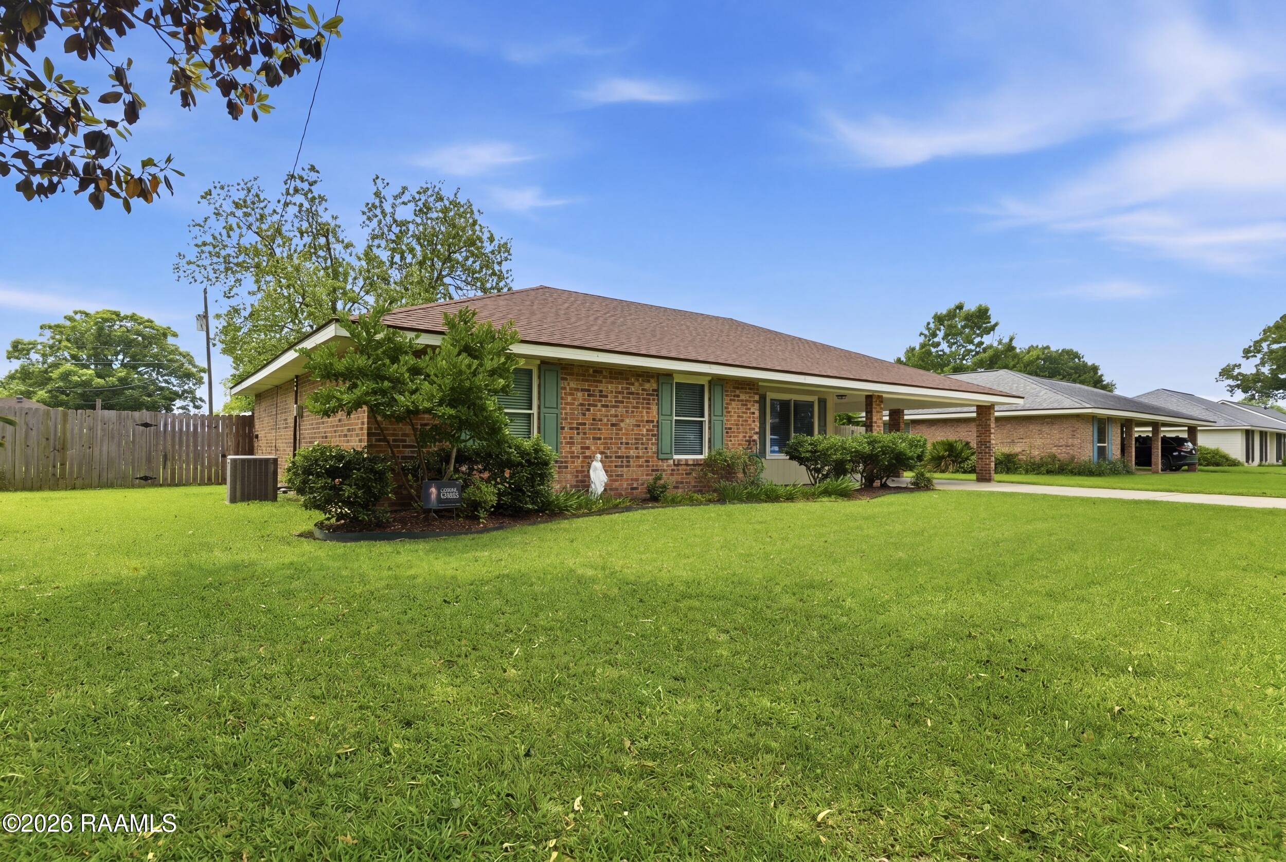 229 Lyons Street Lafayette, LA 70506 - Photo 21 of 29 Large Yard