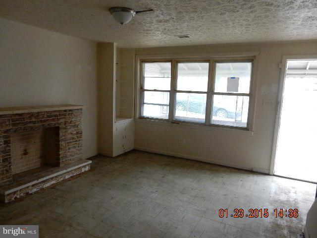 2851 Hollins Ferry Road Baltimore, MD 21230 - Photo 3 of 12 Living Room