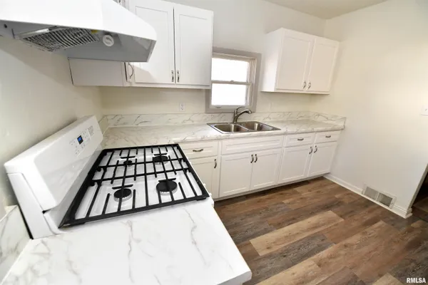 $79,900 | 1507 Northeast Perry Avenue, Peoria, IL 61603