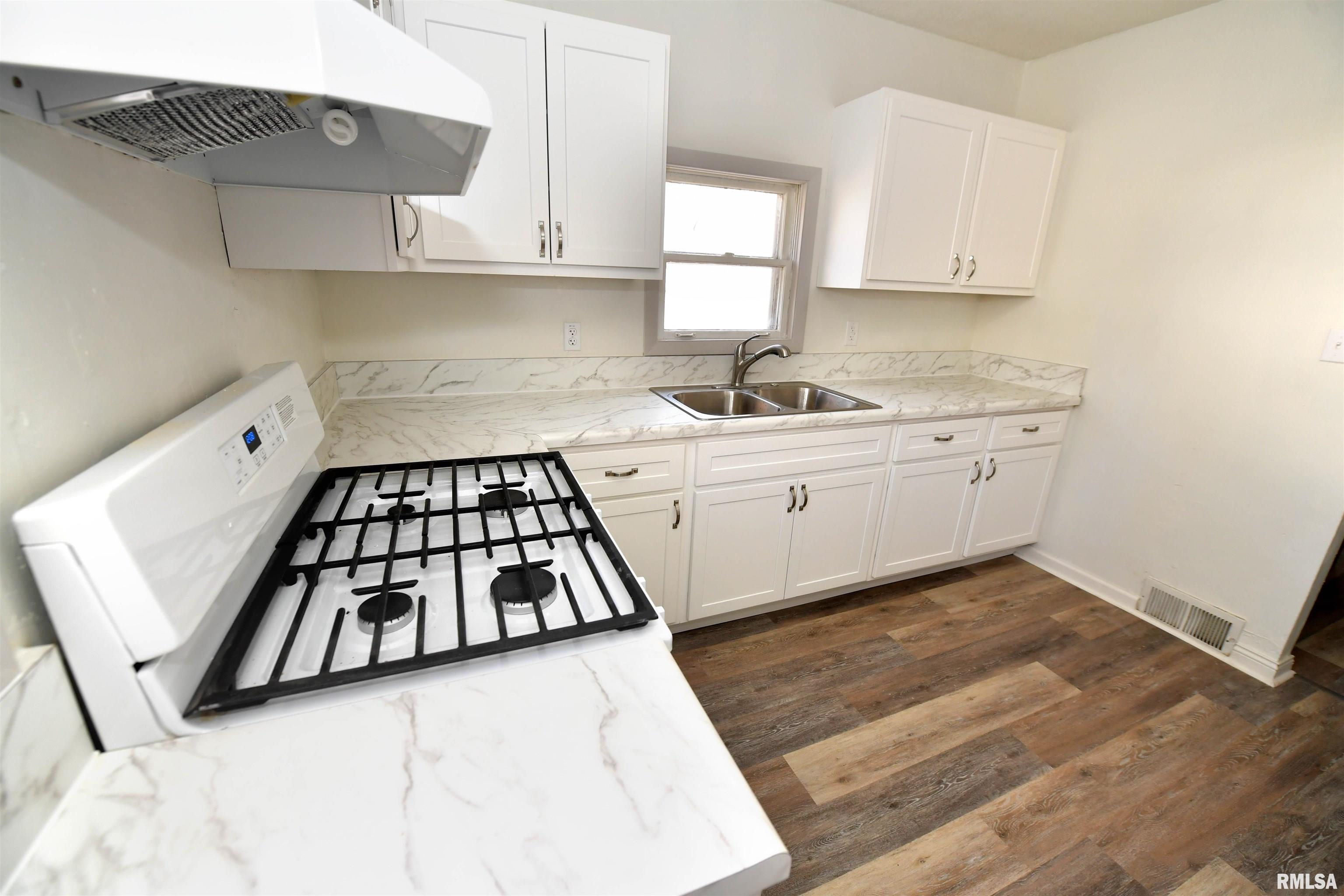 1507 Northeast Perry Avenue Peoria, IL 61603 - Photo 14 of 30