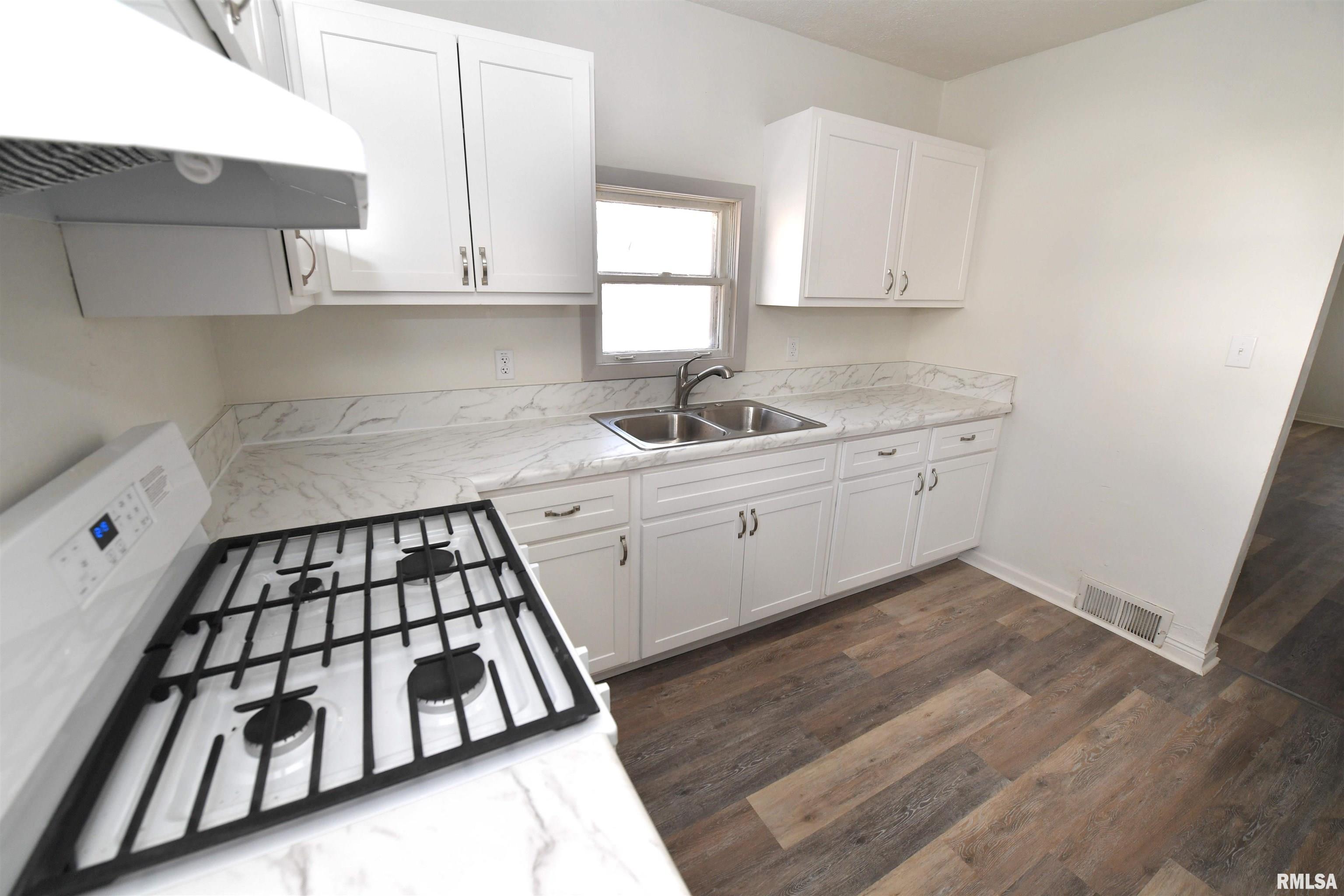 1507 Northeast Perry Avenue Peoria, IL 61603 - Photo 9 of 30