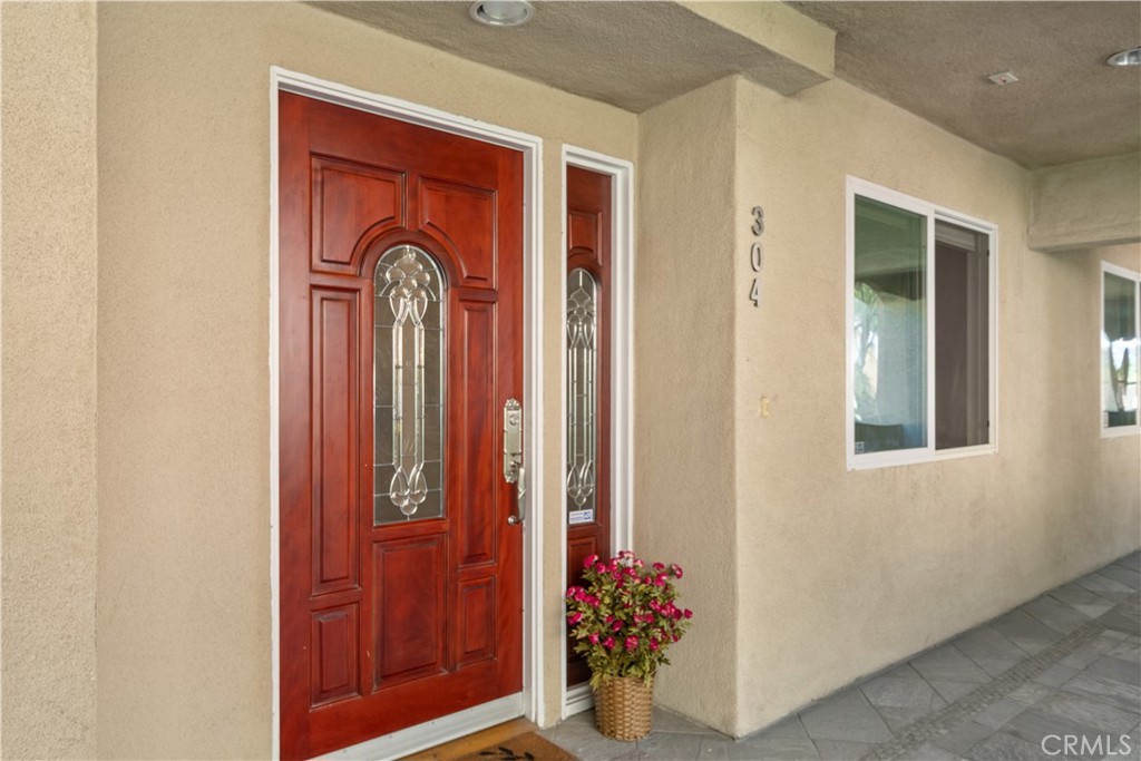 6221 Monterey Road, Unit 304 Highland Park, CA 90042 - Photo 3 of 27 an entryway with a flower pot