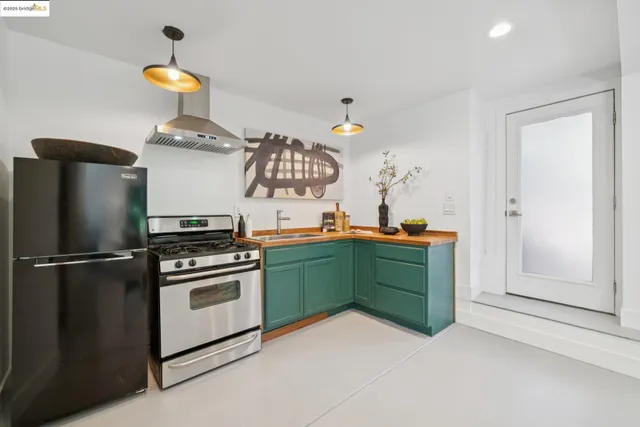 a view of entryway with a front door