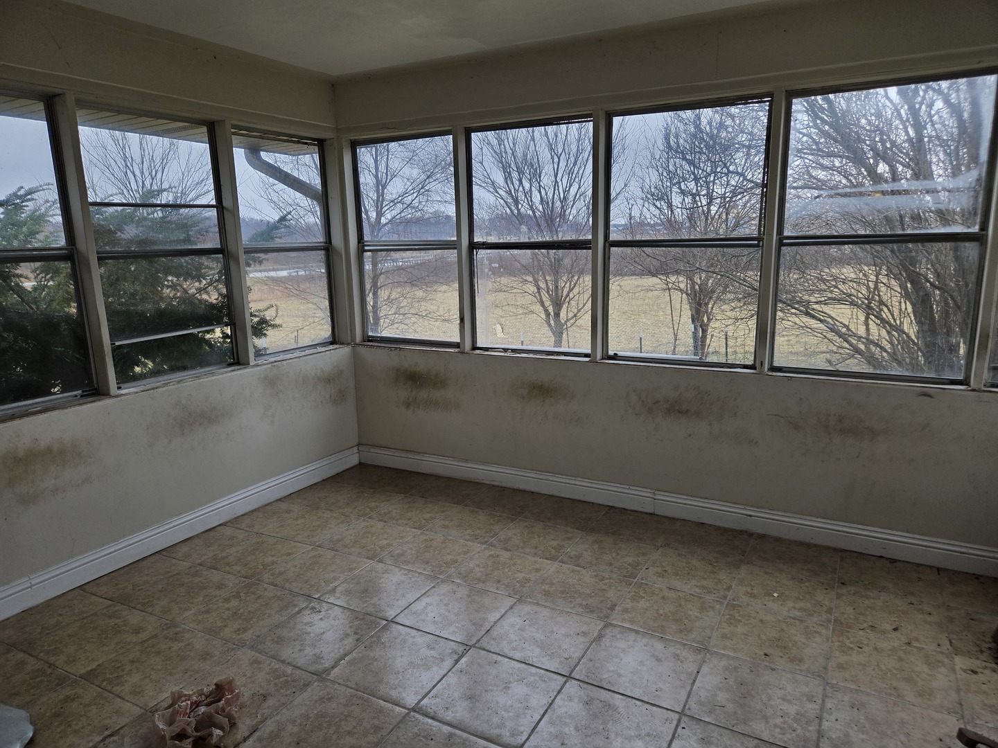 3303 East Exchange Street Crete, IL 60417 - Photo 11 of 38 an empty room with a window