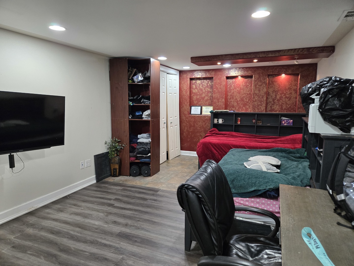 3303 East Exchange Street Crete, IL 60417 - Photo 10 of 38 a room with furniture and a flat screen tv