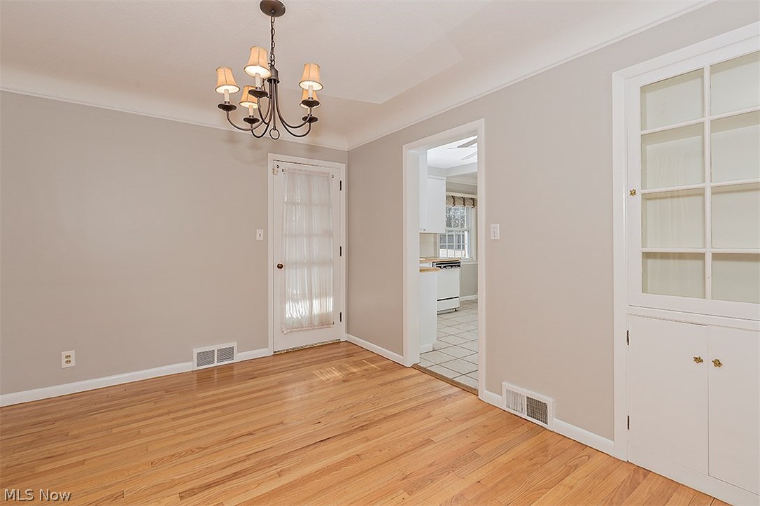4024 Charlton Road Cleveland, OH 44121 - Photo 12 of 35