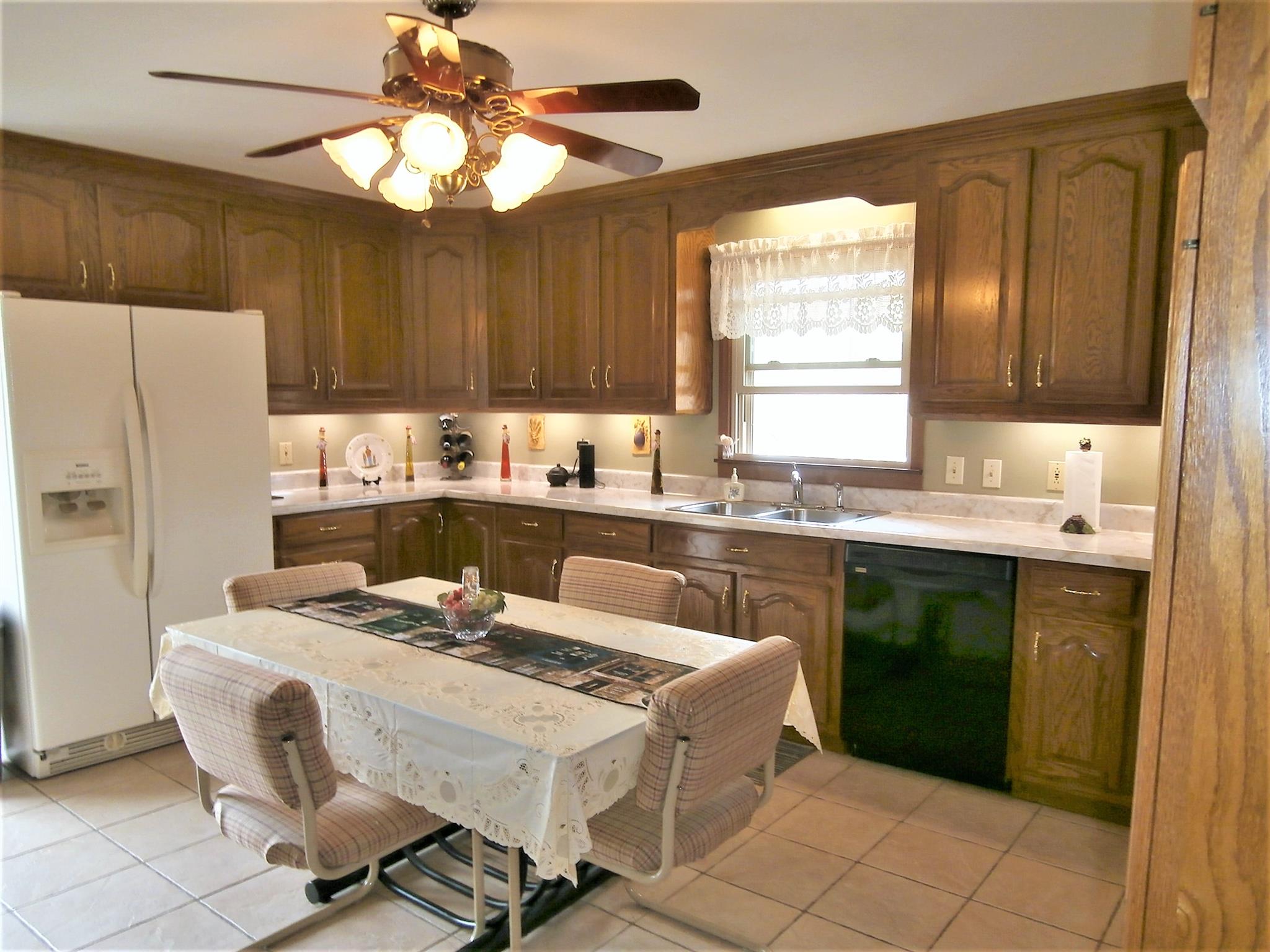 17 Town Road Fayetteville, TN 37334 - Photo 5 of 22 LARGE EAT-IN KITCHEN! ALL KITCHEN APPLIANCES CONVEY