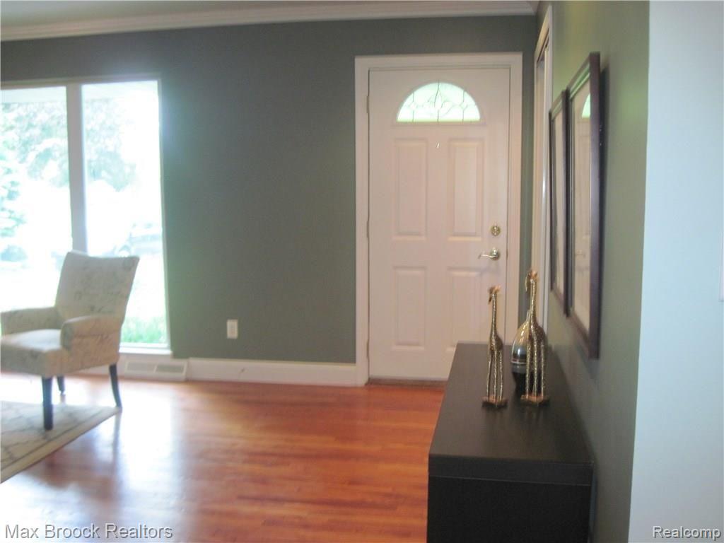 2594 Pine Ridge Road West Bloomfield, MI 48324 - Photo 2 of 17 Hardwood Floors in Living Room