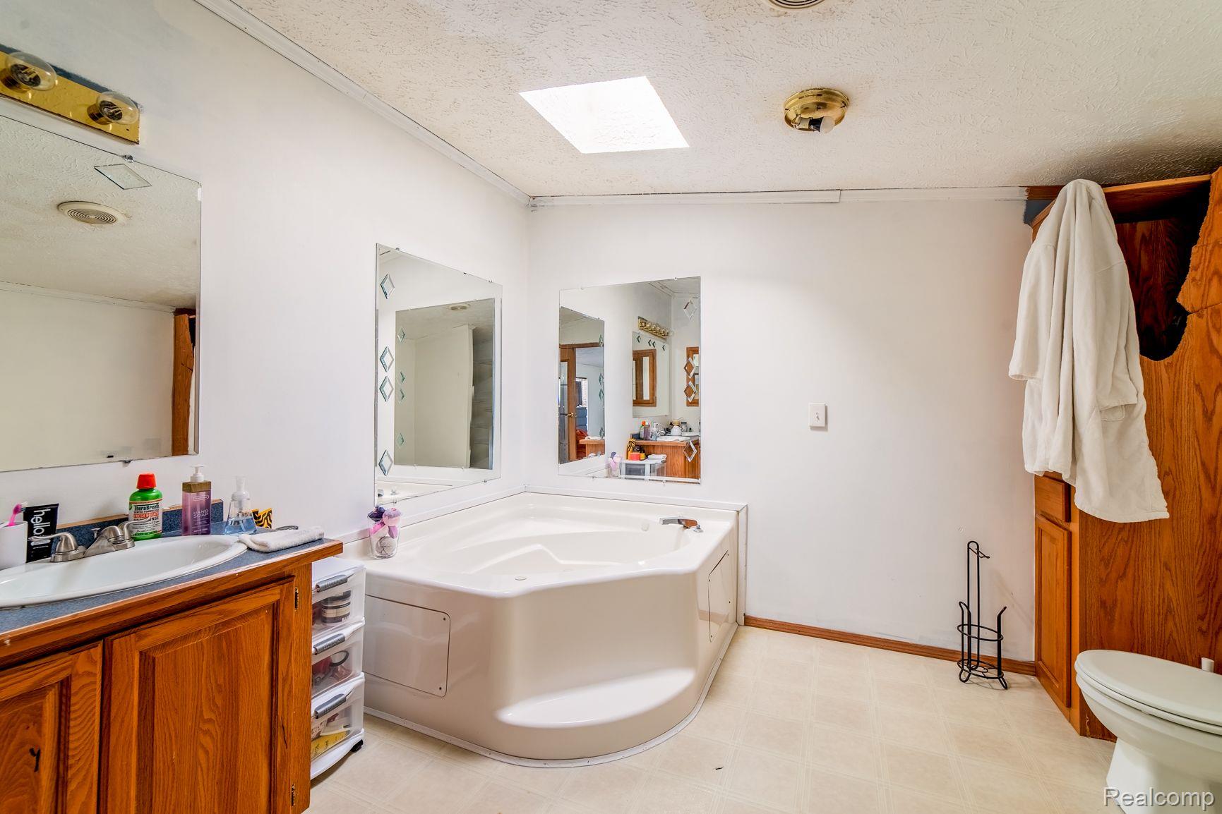 28581 Beechnut Street Inkster, MI 48141 - Photo 16 of 29 Private Master Full Bath