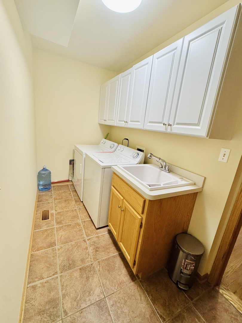 19245 Tramore Lane Mokena, IL 60448 - Photo 8 of 21 a utility room with a sink a washer and dryer