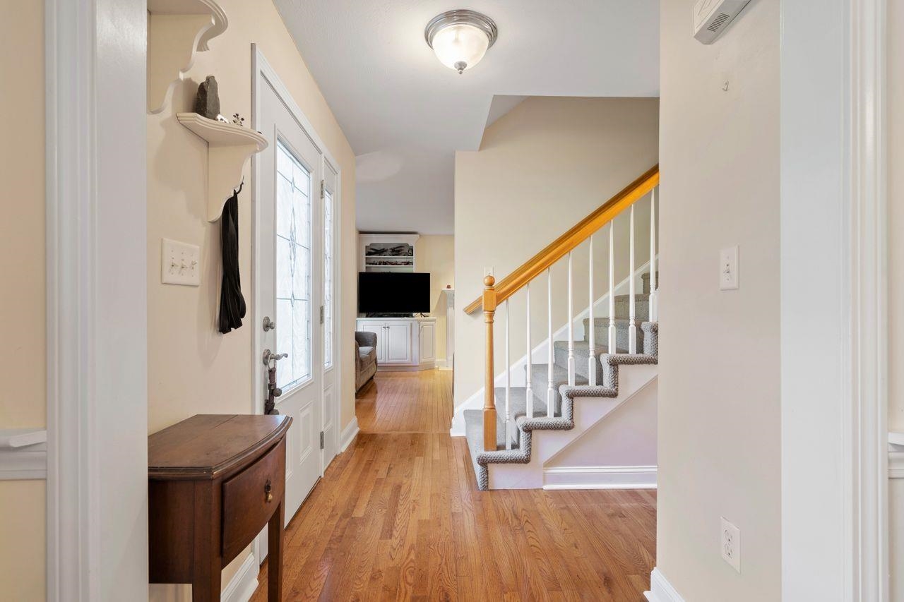 101 Island Pond Road Derry, NH 03038 - Photo 3 of 40