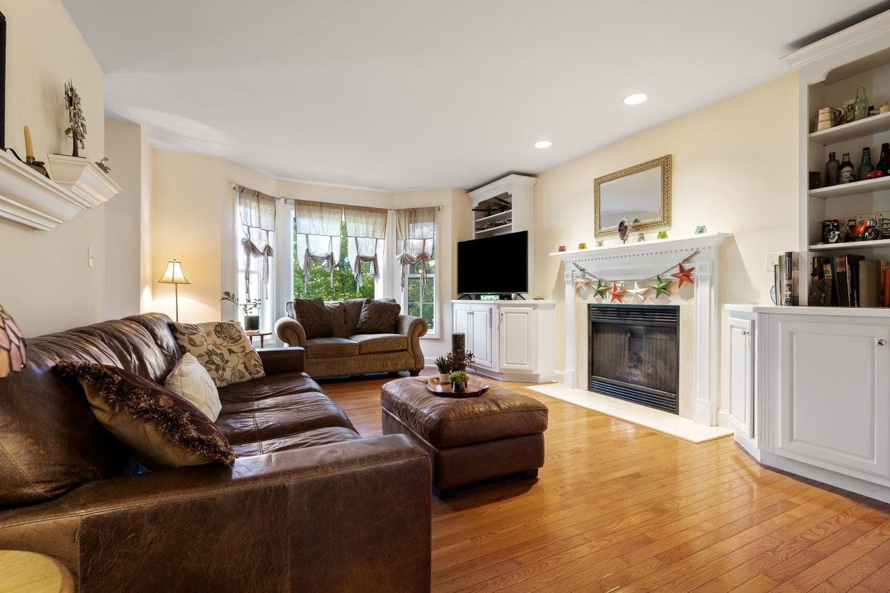 101 Island Pond Road Derry, NH 03038 - Photo 4 of 40