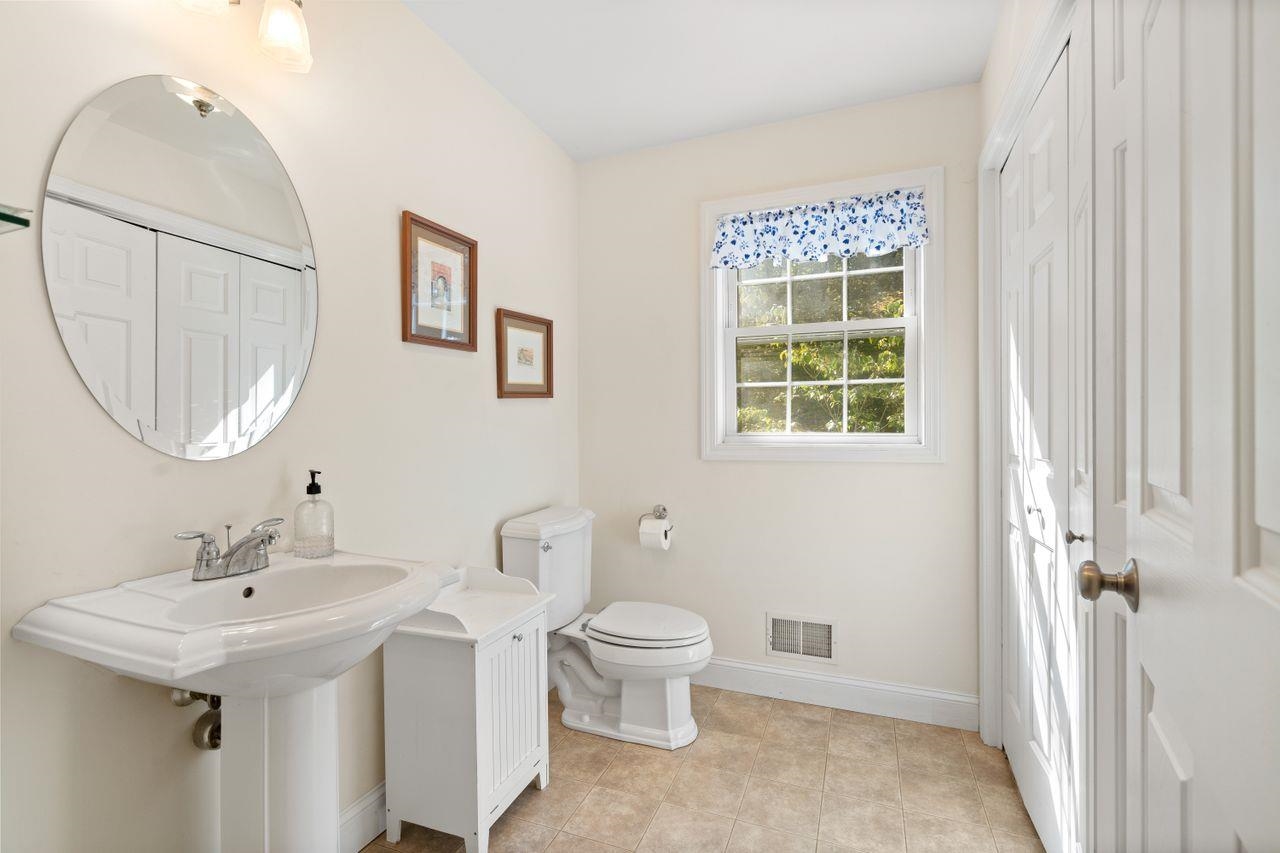 101 Island Pond Road Derry, NH 03038 - Photo 8 of 40