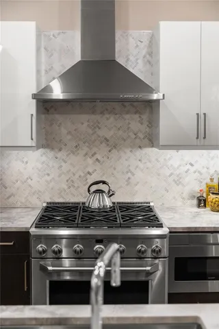 $799,000 | 100 Garvies Point Road, Unit 1312, Glen Cove, NY 11542