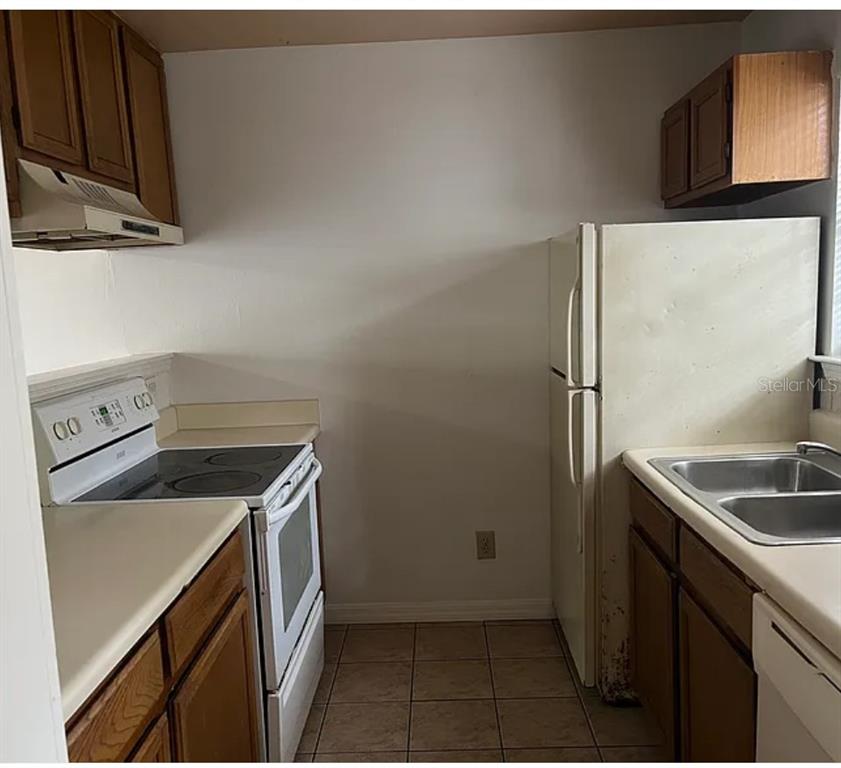 2302 South Maki Road, Unit 98 Plant City, FL 33563 - Photo 5 of 7 a kitchen with a sink stove and cabinets