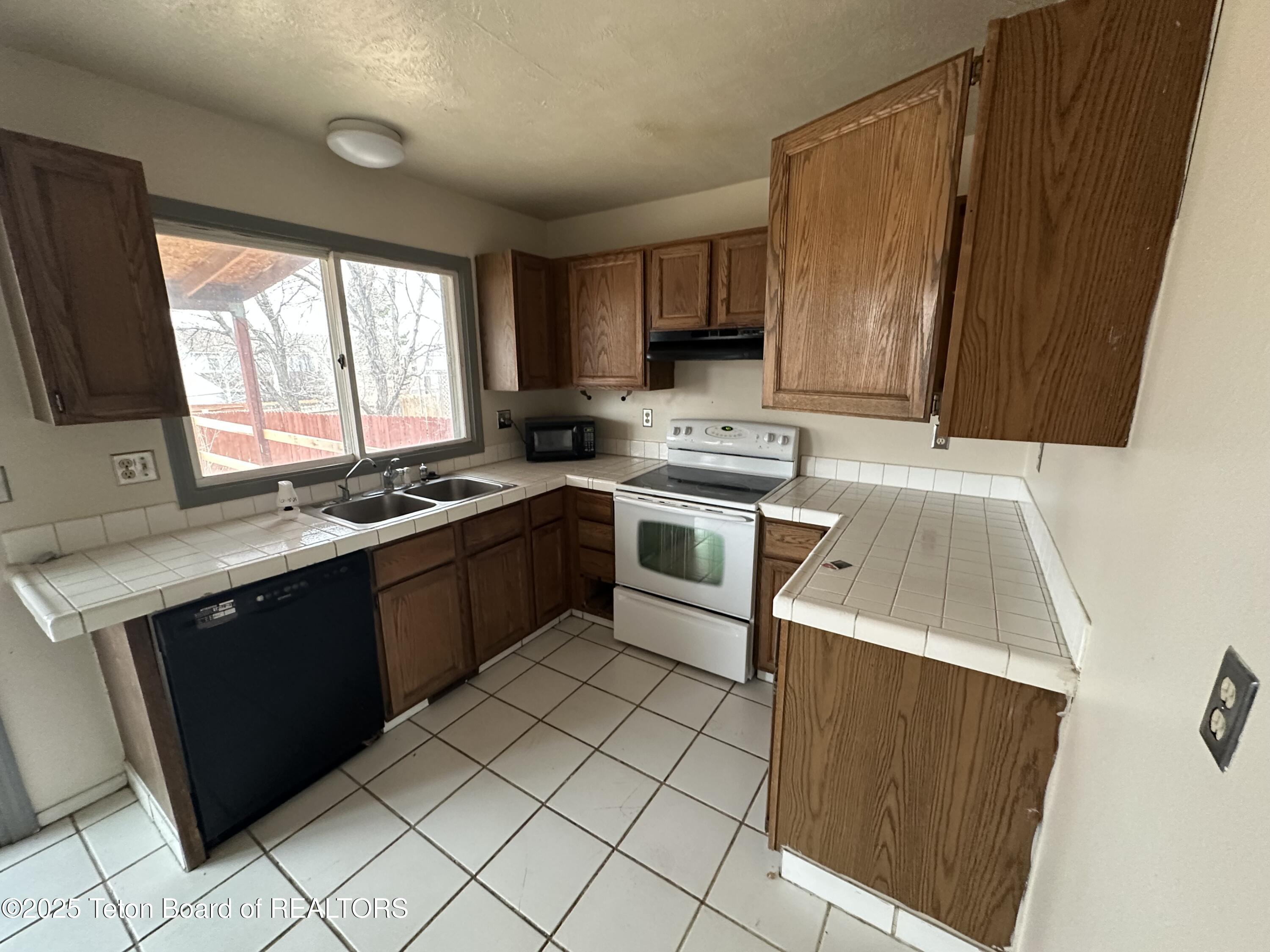 2020 Johnson Avenue Rock Springs, WY 82901 - Photo 4 of 18 IMG_0275