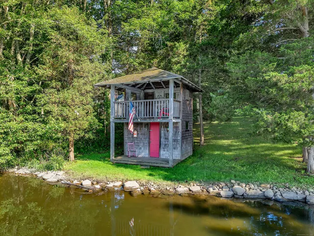 a view of a house with yard and tree s