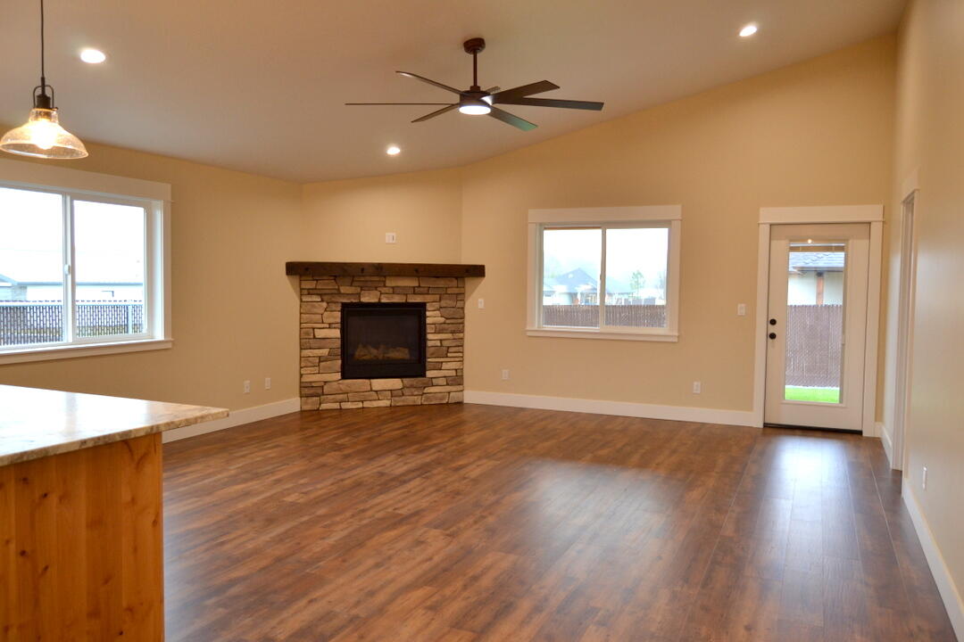 190 Southwest Rock Gulch Road Grants Pass, OR 97527 - Photo 2 of 30 Living Room