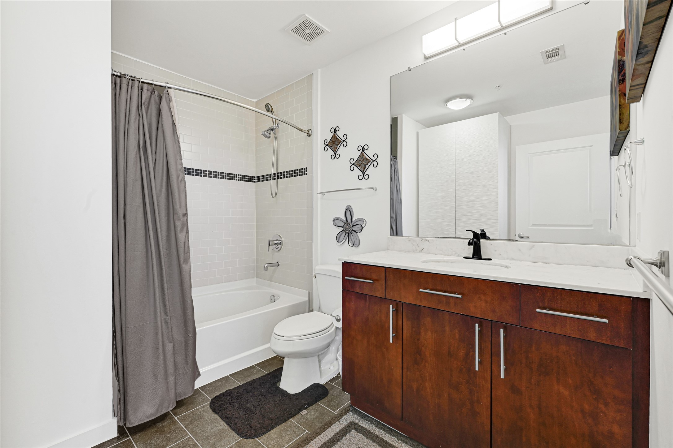 5925 Almeda Road, Unit 11901 Houston, TX 77004 - Photo 16 of 38 a bathroom with a double vanity sink toilet mirror and shower