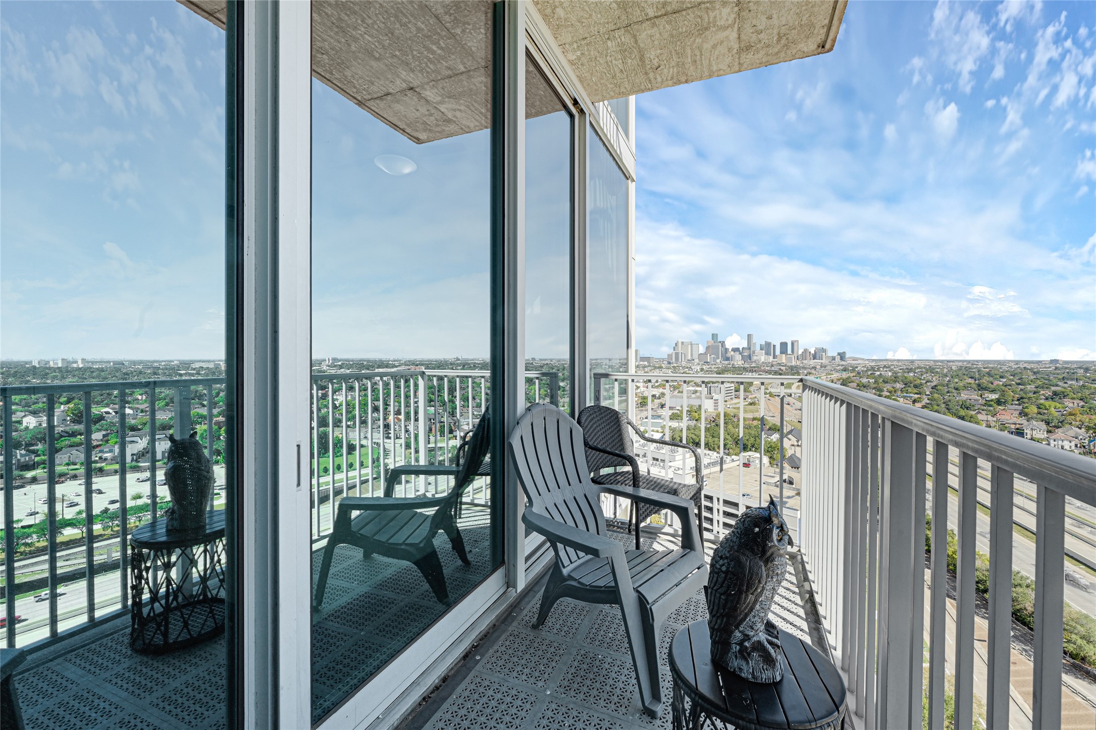 5925 Almeda Road, Unit 11901 Houston, TX 77004 - Photo 18 of 38 a view of balcony with couch