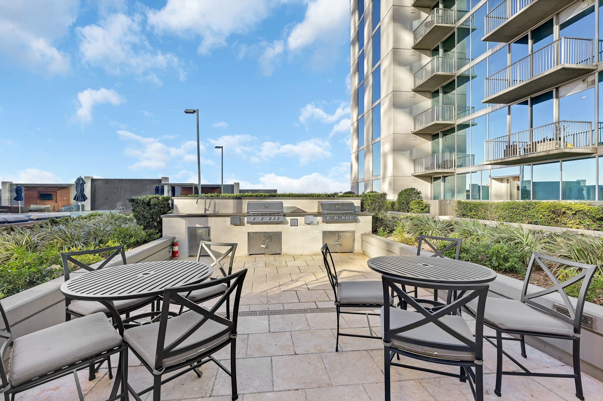 5925 Almeda Road, Unit 11901 Houston, TX 77004 - Photo 24 of 38 a view of a chairs and table in the patio