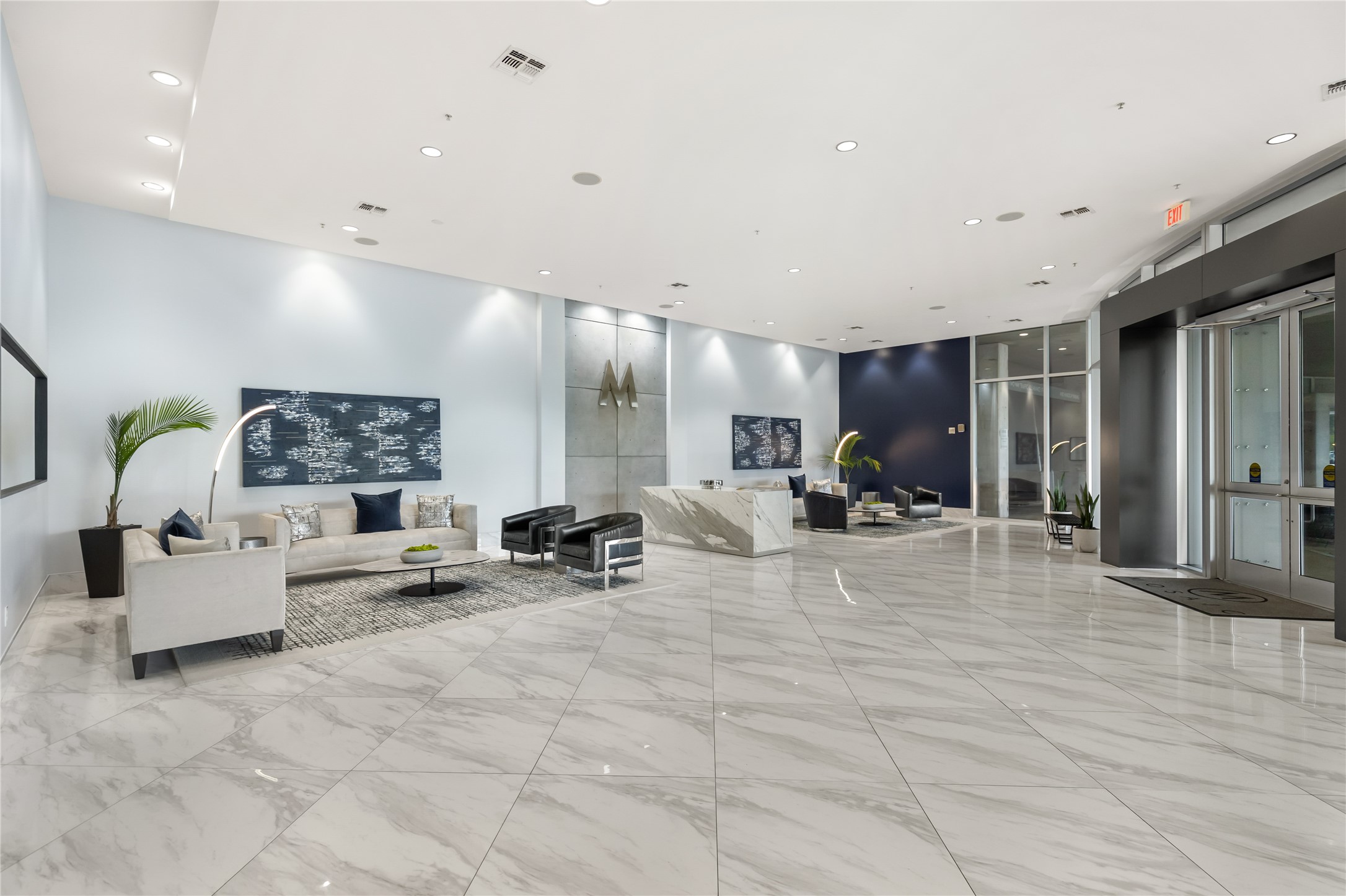 5925 Almeda Road, Unit 11901 Houston, TX 77004 - Photo 25 of 38 a living room with furniture a table and chairs