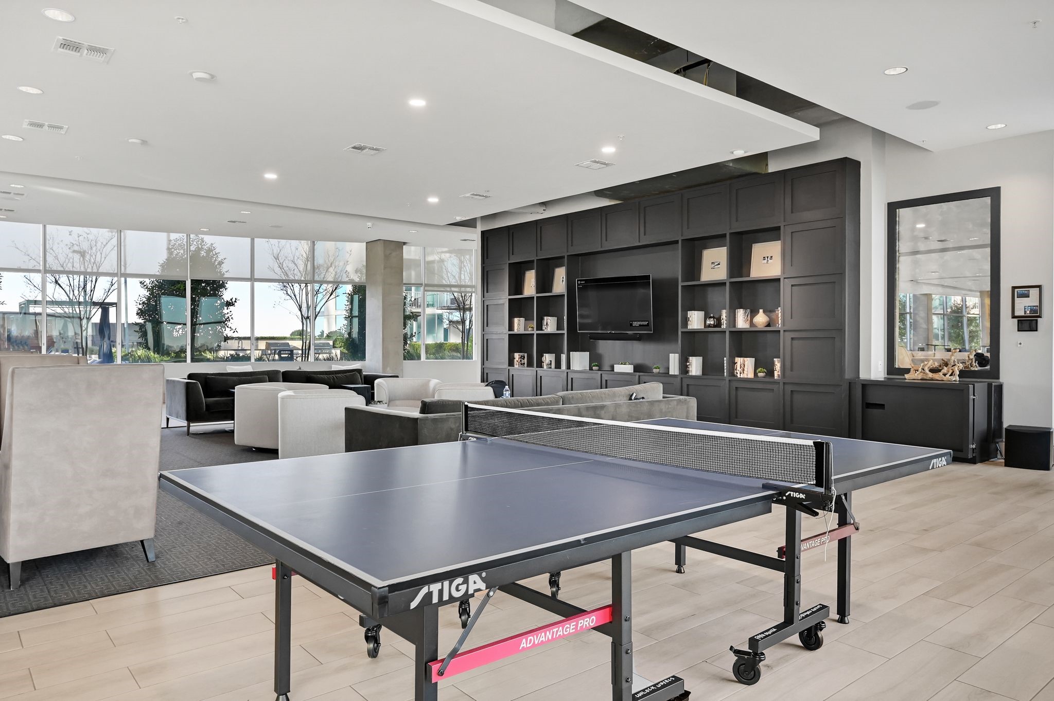 5925 Almeda Road, Unit 11901 Houston, TX 77004 - Photo 34 of 38 a living room with stainless steel appliances kitchen island a table and chairs