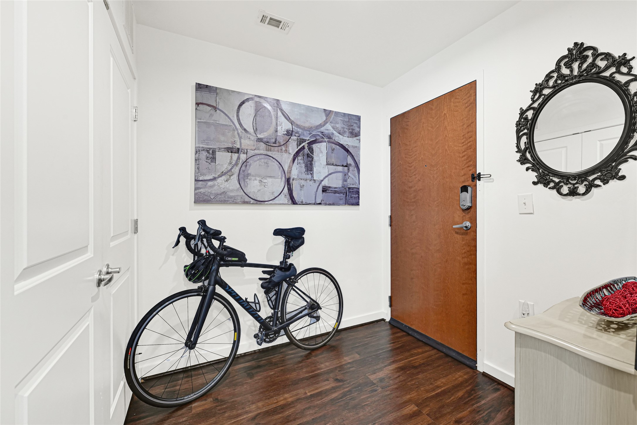 5925 Almeda Road, Unit 11901 Houston, TX 77004 - Photo 4 of 38 a picture of a room with a sink and a mirror
