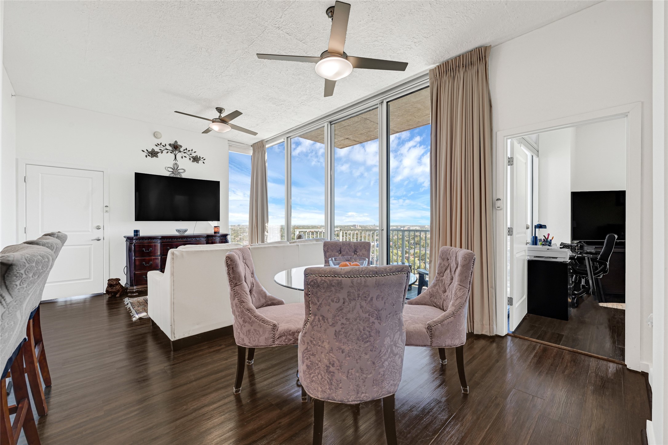 5925 Almeda Road, Unit 11901 Houston, TX 77004 - Photo 6 of 38 a living room with furniture and a flat screen tv