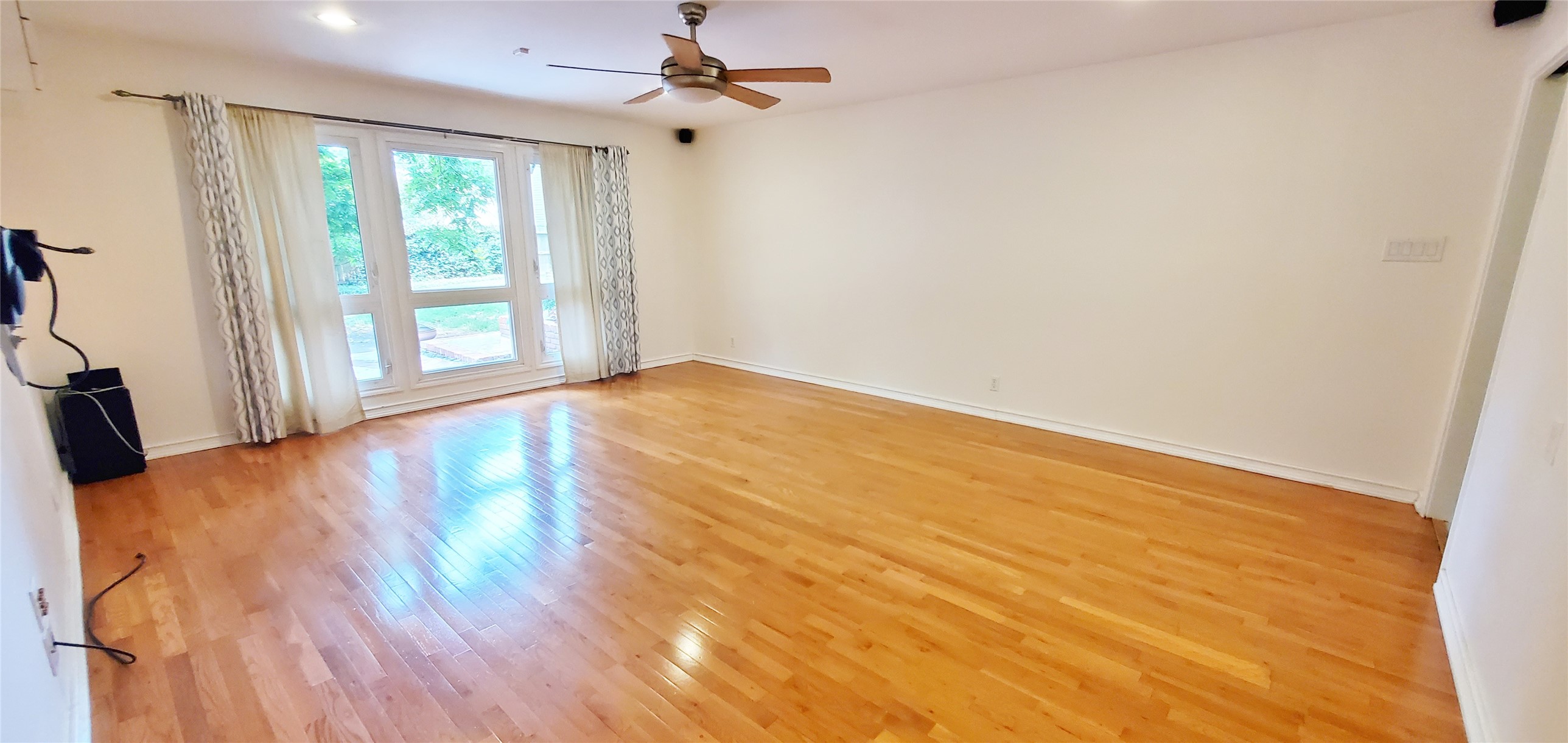 5630 Edith Street Houston, TX 77081 - Photo 13 of 30 Large family room overlooking the back yard.