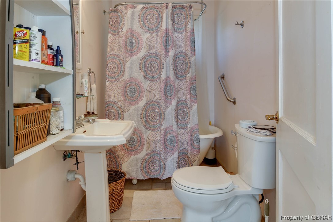 5403 Ark Road Gloucester, VA 23061 - Photo 26 of 50 Bathroom in main cottage. Tub and you can shower as well.