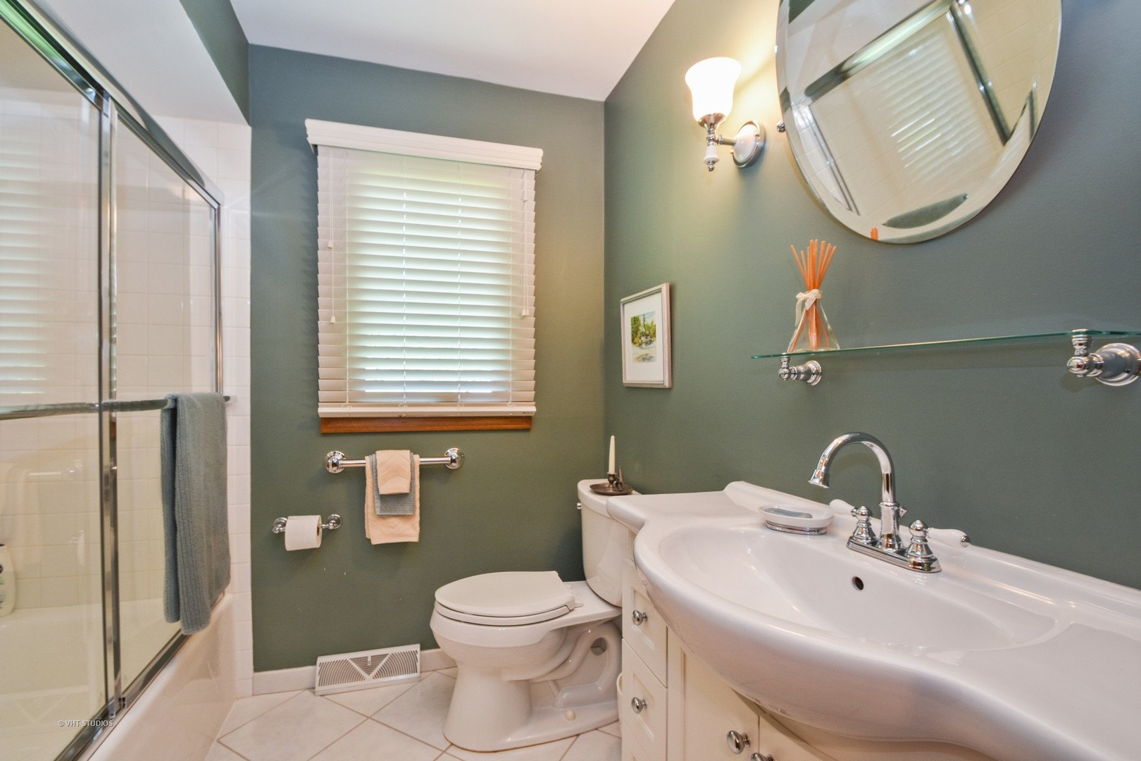570 Aberdeen Road Frankfort, IL 60423 - Photo 15 of 20 a bathroom with a sink a toilet and a mirror