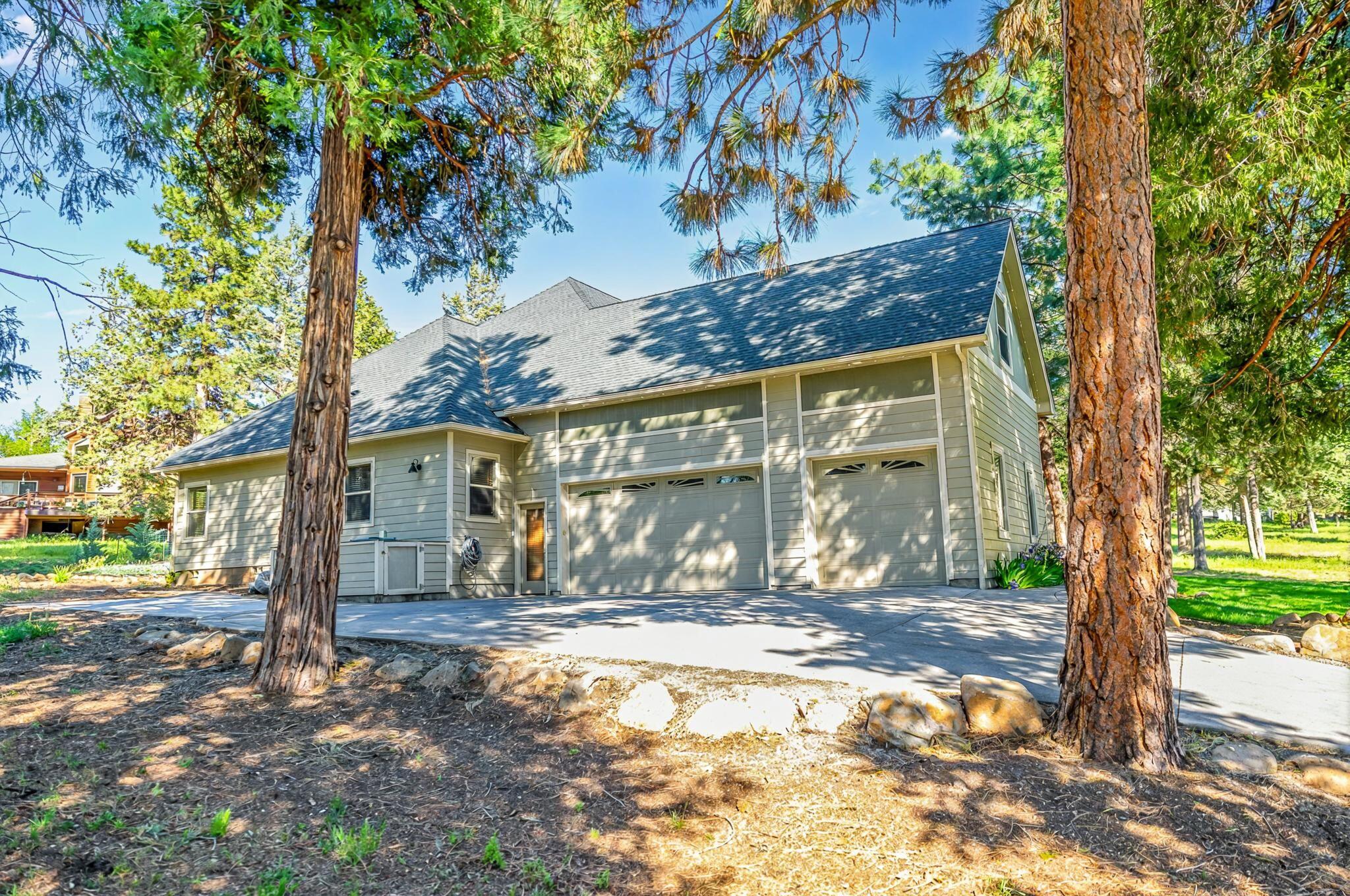 10421 Kestrel Road Klamath Falls, OR 97601 - Photo 49 of 56 Exterior Garage