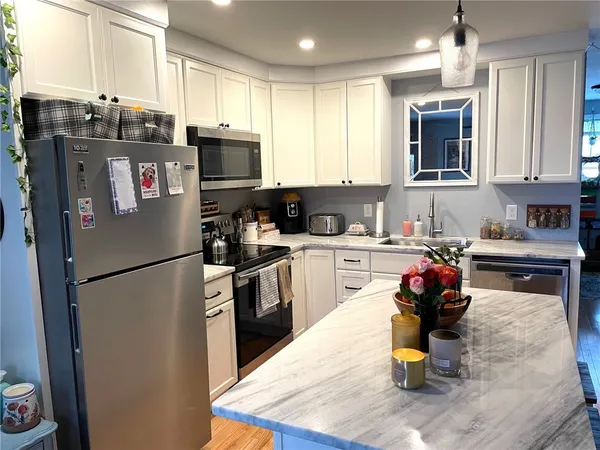 $2,600 | 15 Third School Street, Unit 1, Bristol, RI 02809