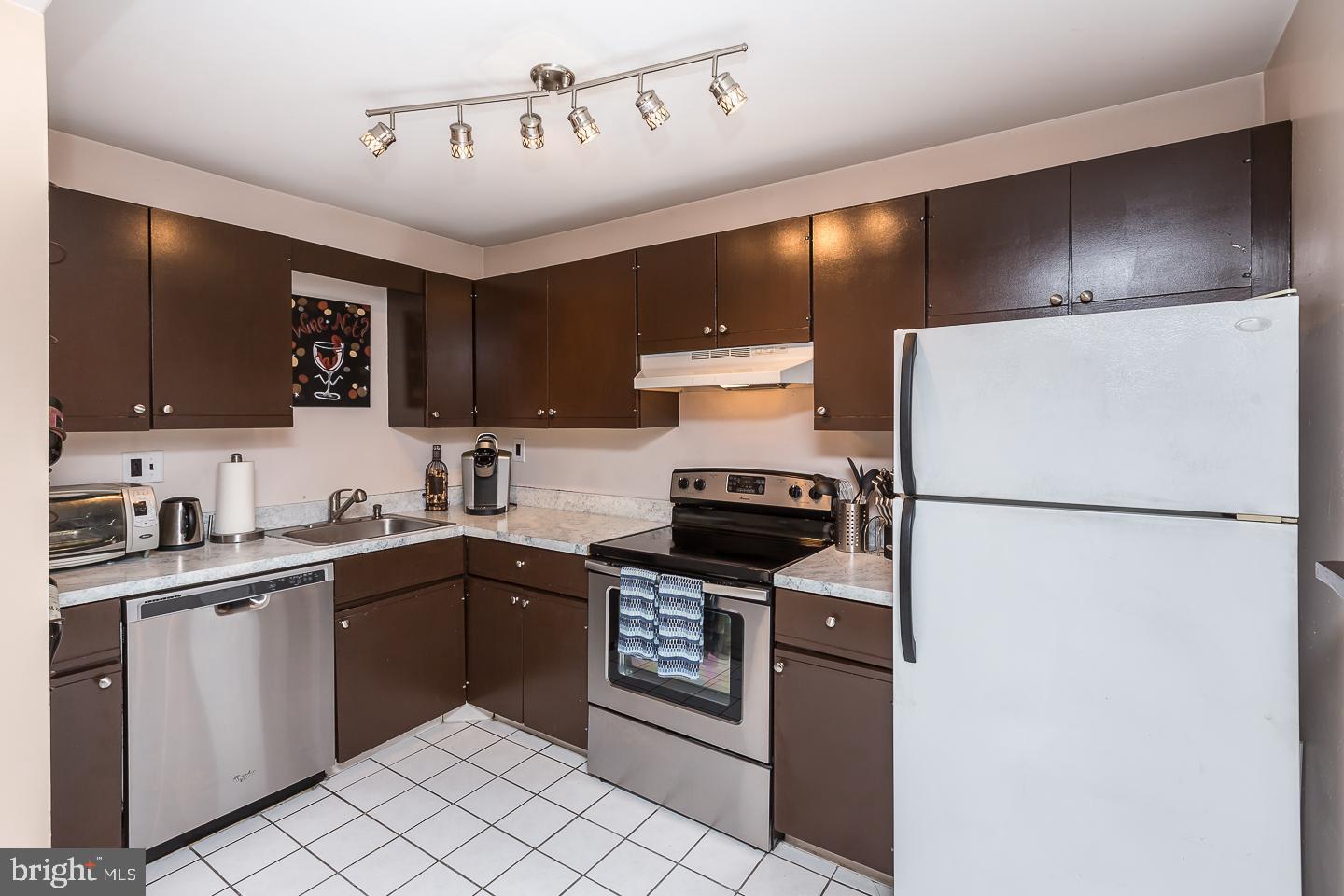 700 Putnam Boulevard, Unit 1B Wallingford, PA 19086 - Photo 9 of 26 Kitchen