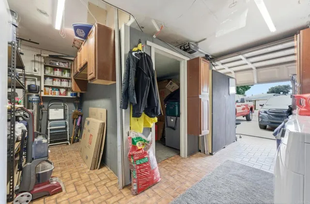 a view of a entryway with workspace