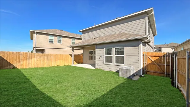 a view of a house with backyard