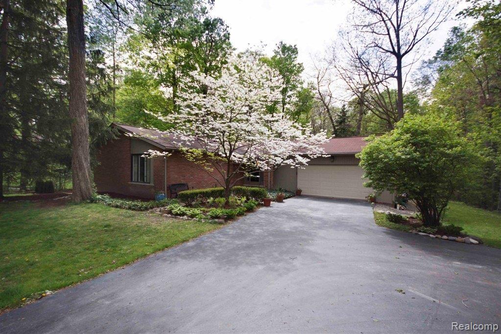 8925 Ridge Road Plymouth, MI 48170 - Photo 1 of 25 Welcome to Plymouth.jpg