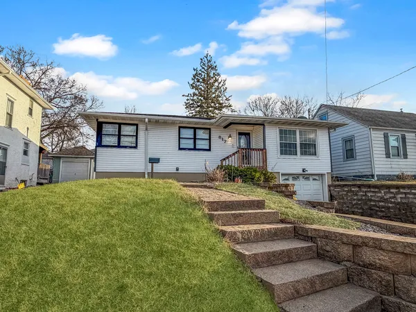 $189,900 | 817 West Empire Street, Freeport, IL 61032