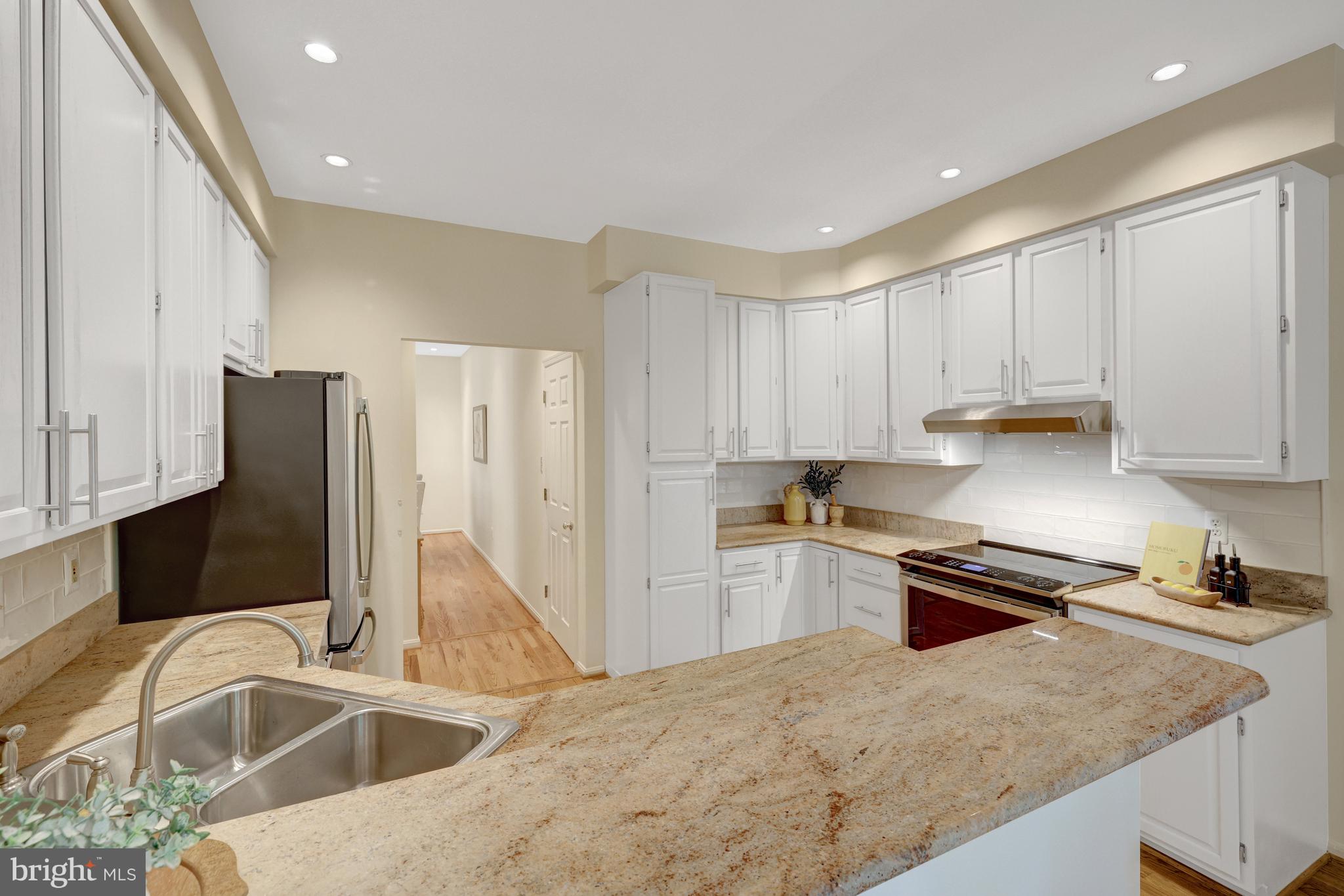 11431 Hollow Timber Way Reston, VA 20194 - Photo 13 of 53 KITCHEN