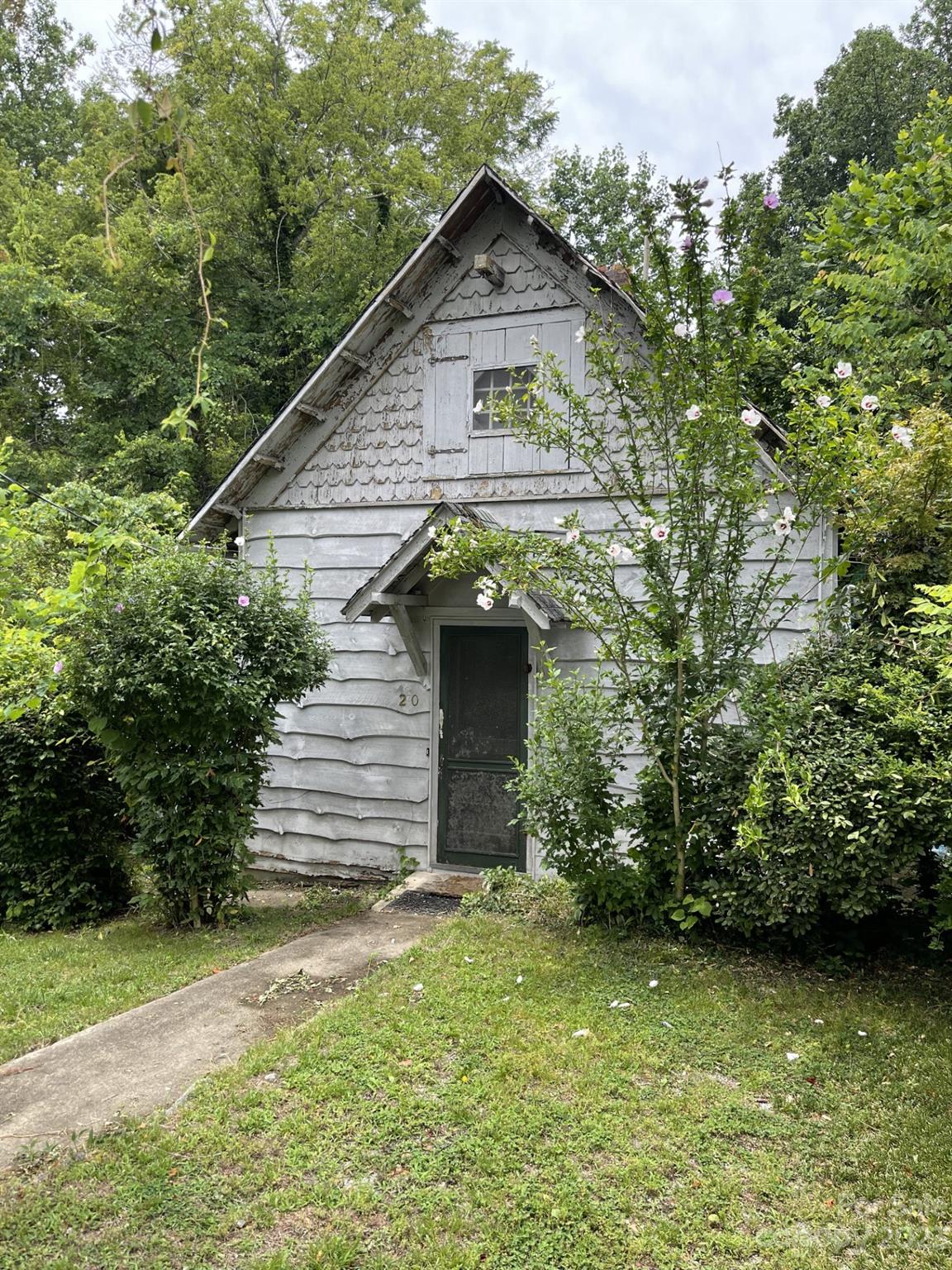85 Melrose Avenue Tryon, NC 28782 - Photo 21 of 22 a front view of a house with a garden