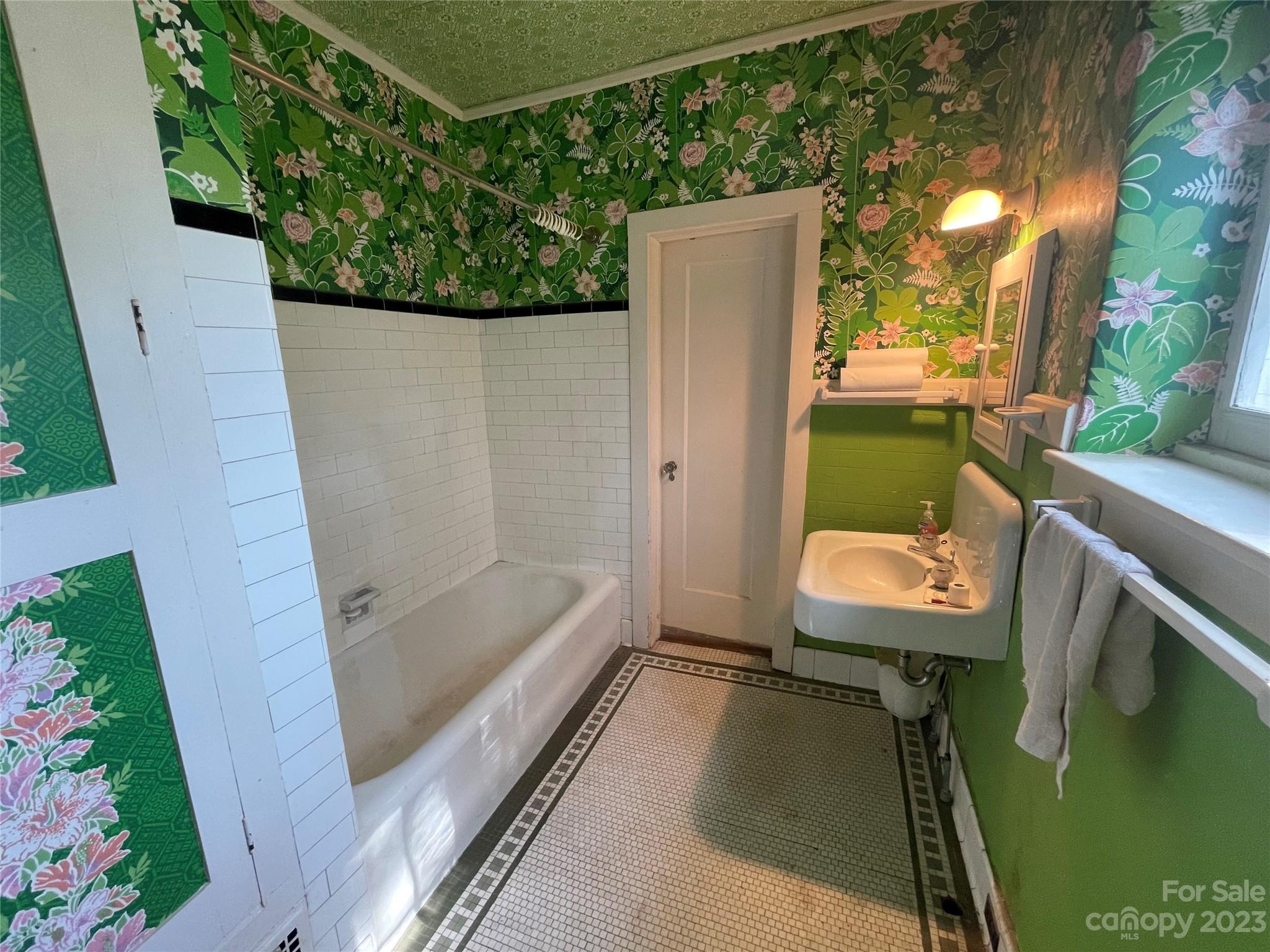 85 Melrose Avenue Tryon, NC 28782 - Photo 10 of 22 a bathroom with a toilet and a tub