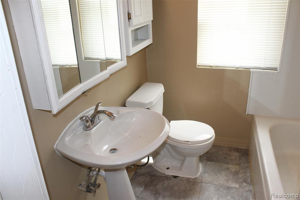 15504 Chelsea Redford, MI 48239 - Photo 11 of 20