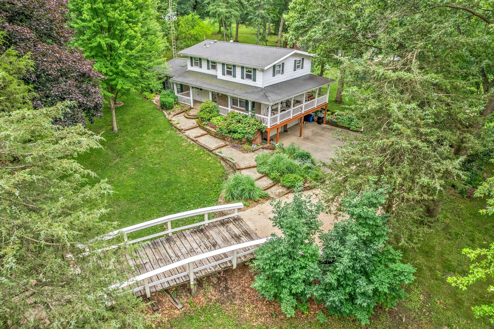 a view of a house with a backyard