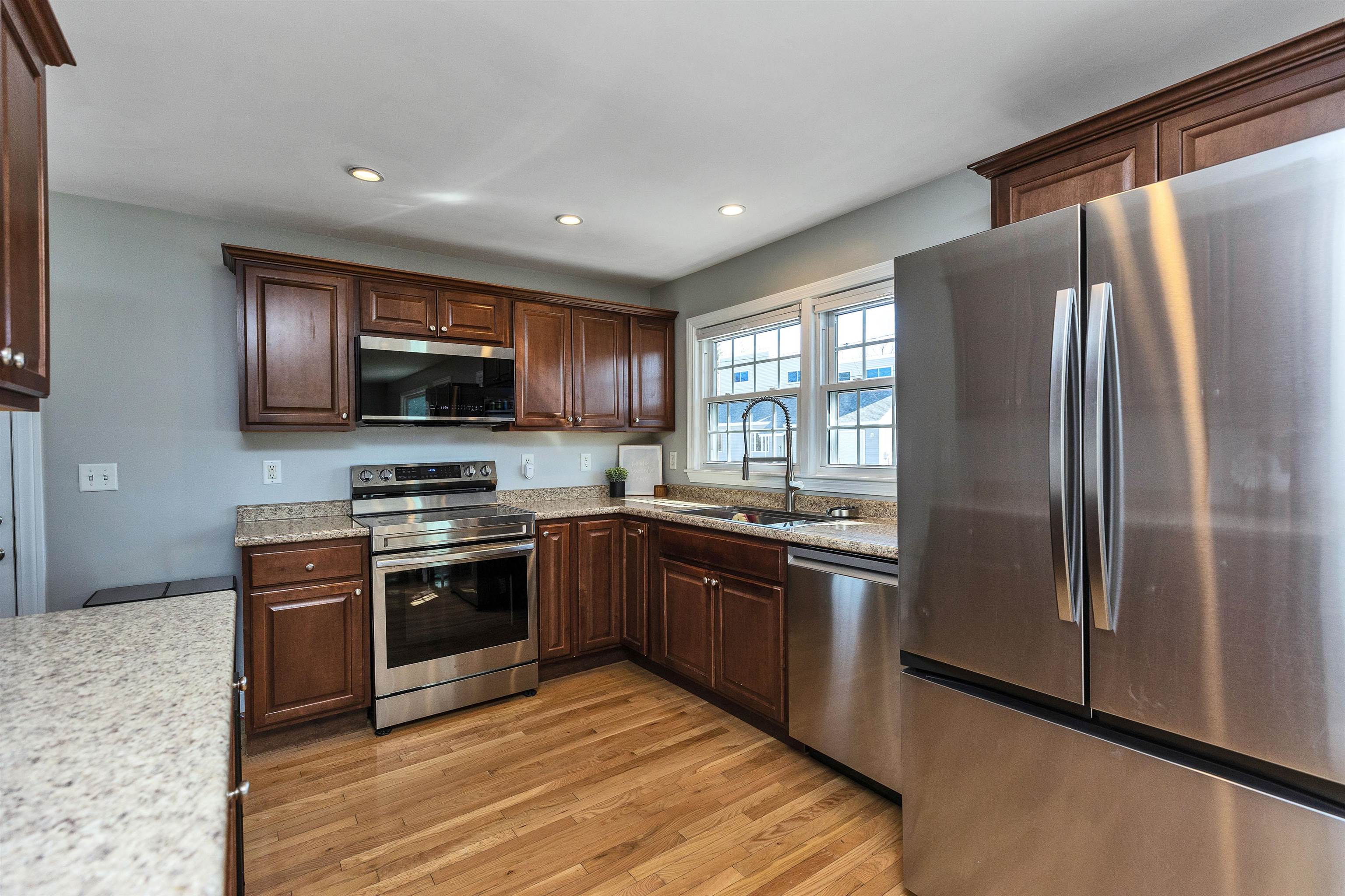 385 Hill Street Manchester, NH 03102 - Photo 4 of 53
