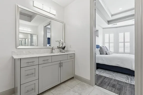 a en suite bathroom with a double vanity sink and a mirror
