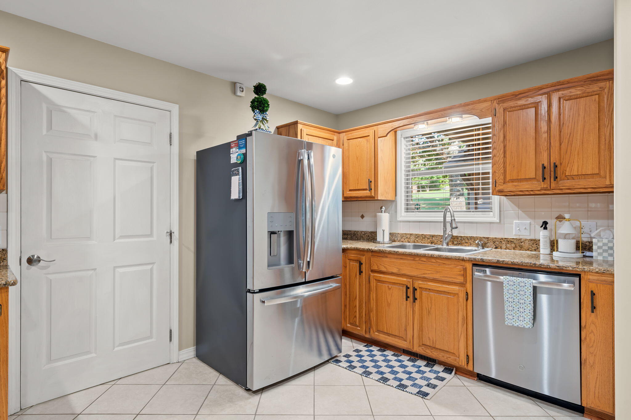567 Austin Place Reeds Spring, MO 65737 - Photo 20 of 64 567-Austin-Pl-Modern-Kitchen